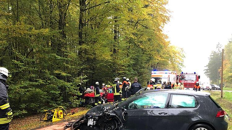 Zu einem Unfall mit drei schwer verletzten Personen und einen Schaden von circa 25.000 Euro kam es am Dienstagvormittag auf der Staatsstraße St 2290. Foto: Alexander Marx