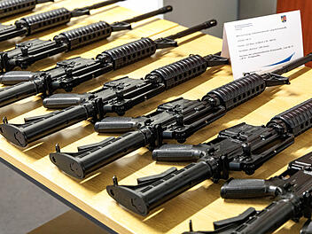 Bundespolizei pr&auml;sentiert sichergestellte Schusswaffen