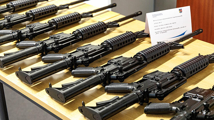 Bundespolizei pr&auml;sentiert sichergestellte Schusswaffen
