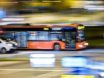 Busfahrer f&auml;hrt Senior (88) in Ansbach an