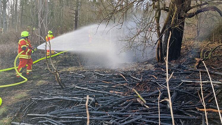 Neuhof: 600 Quadratmeter Wald fangen Feuer - Polizei warnt vor Brandgefahr