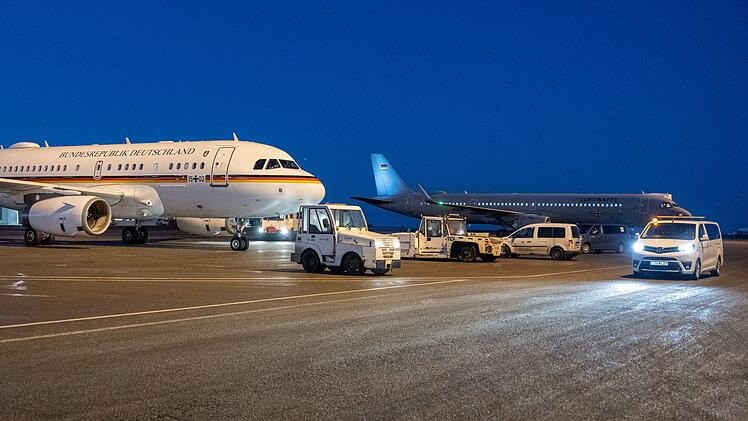 Regierungsmaschinen bei Zwischenstopp in Island