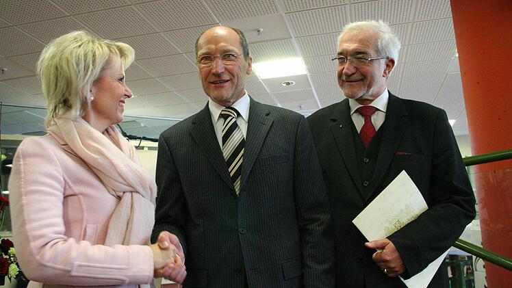 Landrätin Tamara Bischof, Schulleiter Bruno Buchen und Regierungspräsident Paul Beinhofer mit der Verabschiedungsurkunde. Fotos: Sabine Paulus