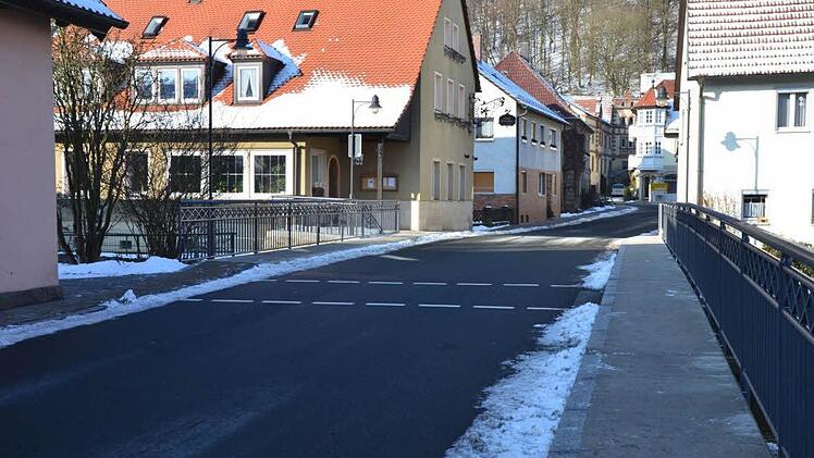 Unter der Brücke in der Trebgaster Ortsmitte bargen Rettungskräfte den Toten.