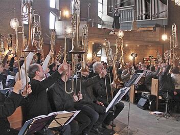 Jedes Jahr faszinierend:Weiter über 100 Bläser der Evangelischen Posaunenchöre in Bayern gestalten den Gottesdienst in St. Michael in Hammelburg. Fotos: Gerd Schaar