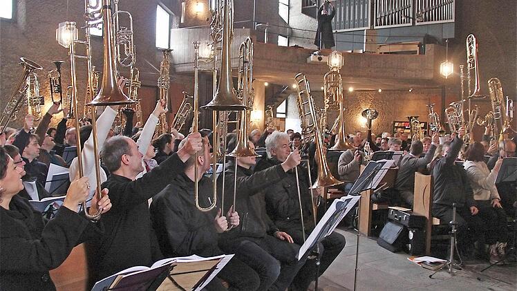 Jedes Jahr faszinierend:Weiter über 100 Bläser der Evangelischen Posaunenchöre in Bayern gestalten den Gottesdienst in St. Michael in Hammelburg. Fotos: Gerd Schaar