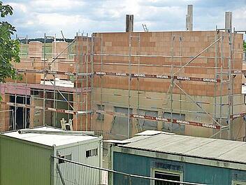 Blick auf die Baustelle der Wilhelm-Hegler-Halle: Rechts unten der Gerätetrakt, ins Obergeschoss (links, über dem Foyer) kommen die Gymnastikräume. Sie sind gerade im Bau. Foto: Stefan Geiger
