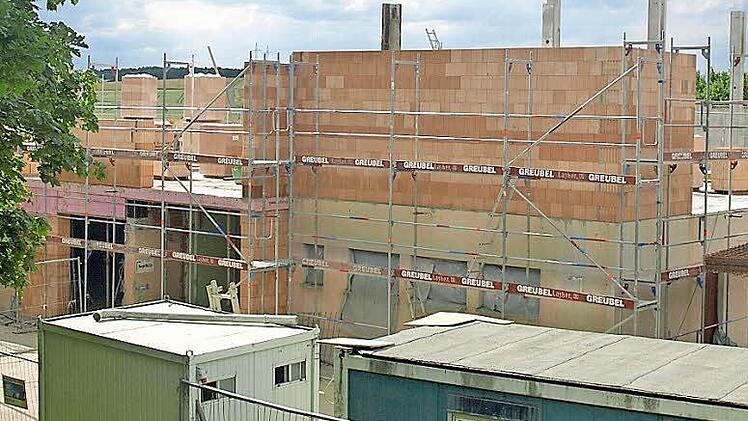 Blick auf die Baustelle der Wilhelm-Hegler-Halle: Rechts unten der Gerätetrakt, ins Obergeschoss (links, über dem Foyer) kommen die Gymnastikräume. Sie sind gerade im Bau. Foto: Stefan Geiger