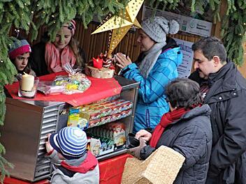Bunt war das Angebot an vielen Ständen, wie auch hier. Tonwaren, Selbstgestricktes- und gebasteltes, Schnitzarbeiten u.v.a.m. Das Angebot an den 51 Ständen war reichlich. Foto: Helmut Will