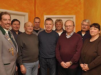 Schützenmeister Arno Röder (links) zeichnete mit Ehrennadeln und Urkunden aus (vorne, weiter von links): Armin Fehr, Johannes Piekarski, Peter Richter und Ulrike Röder und (hinten, von links) Michael Schlotter, Mathias Krebs, Jürgen Seidl und Klaus Rosenheimer. Fotos: Peter Klopf