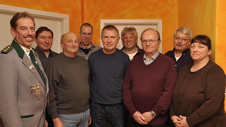 Schützenmeister Arno Röder (links) zeichnete mit Ehrennadeln und Urkunden aus (vorne, weiter von links): Armin Fehr, Johannes Piekarski, Peter Richter und Ulrike Röder und (hinten, von links) Michael Schlotter, Mathias Krebs, Jürgen Seidl und Klaus Rosenheimer. Fotos: Peter Klopf