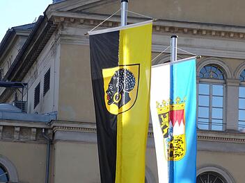 Einträchtig flattern die Fahnen der Stadt Coburg und des Freistaats Bayern vor dem Hintereingang des Landestheaters.Foto: Jochen Berger