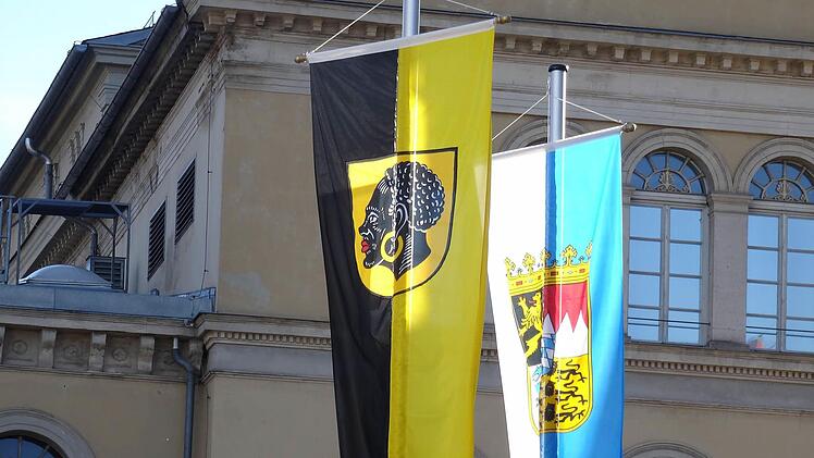 Einträchtig flattern die Fahnen der Stadt Coburg und des Freistaats Bayern vor dem Hintereingang des Landestheaters.Foto: Jochen Berger