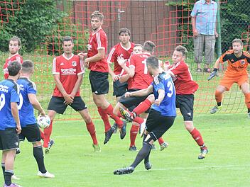 Die Lücke gefunden: In dieser Szene erzielt Forchheims Maximilian Göbhardt den 3:3-Ausgleich gegen den FC Fuchsstadt, der bei seinem Landesliga-Debüt ohne Punkt blieb, weil die Gäste in der Nachspielzeit den Siegtreffer setzten. Foto: ssp
