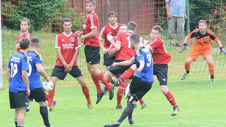 Die Lücke gefunden: In dieser Szene erzielt Forchheims Maximilian Göbhardt den 3:3-Ausgleich gegen den FC Fuchsstadt, der bei seinem Landesliga-Debüt ohne Punkt blieb, weil die Gäste in der Nachspielzeit den Siegtreffer setzten. Foto: ssp