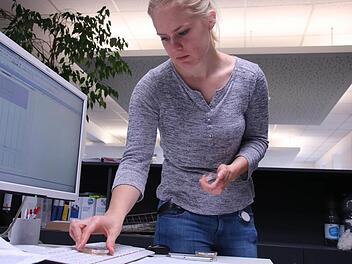 Theresa Löser nimmt einen Abklatsch von einer Tastatur in der Redaktion der Saale-Zeitung. Foto: Markus Klein