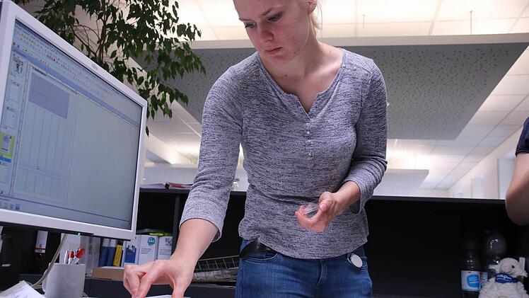 Theresa Löser nimmt einen Abklatsch von einer Tastatur in der Redaktion der Saale-Zeitung. Foto: Markus Klein
