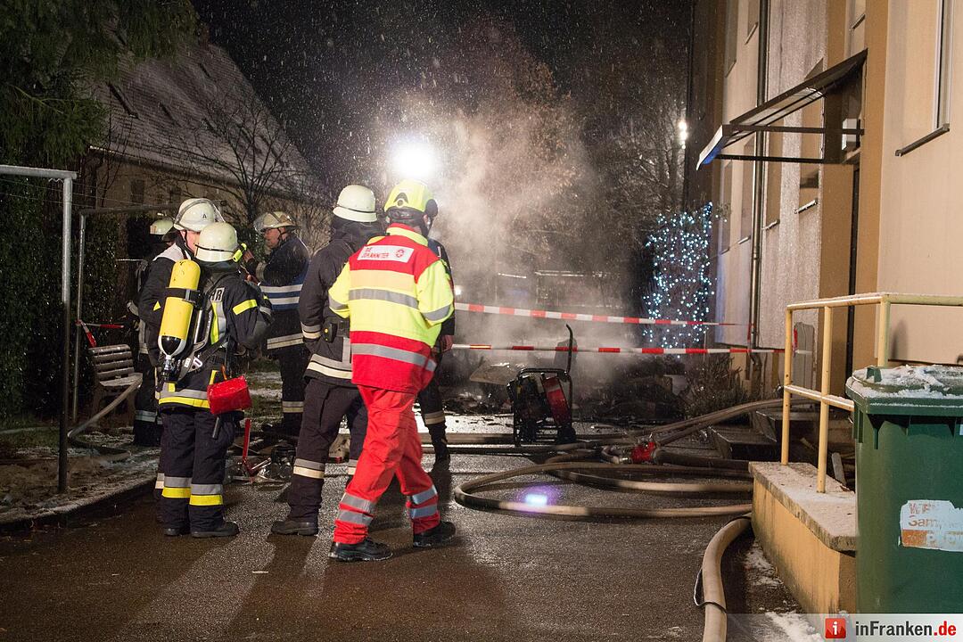 Mehrfamilienhaus nach Wohnungsbrand nicht mehr bewohnbar - Bewohnerin und Haustier von Feuerwehr gerettet - Zwei Personen erleiden Rauchgasvergiftung
