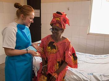 Judith Schmitt mit einer Patientin im Krankenhaus St. Jean de Dieu in Thiès Foto: Bernhard Kümmelmann