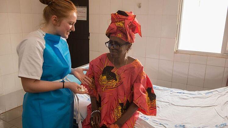 Judith Schmitt mit einer Patientin im Krankenhaus St. Jean de Dieu in Thiès Foto: Bernhard Kümmelmann