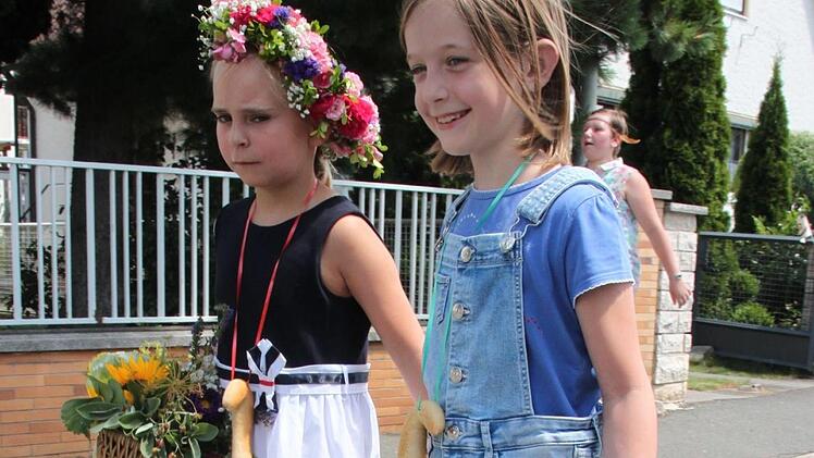 : Blumen und Gemüse trugen diese zwei kleinen Gärtnerinnen mit sich. Foto: Stephan Stöckel