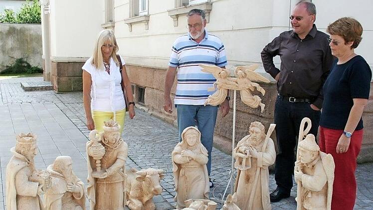 Die von einem armenischen Künstler geschnitzten Krippenfiguren gingen 2011 als Geschenk von Höchstadt nach Swinemünde.  Foto: Blum (Archiv)