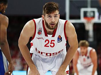 Leon Kratzer schl&uuml;pft wieder ins Brose-Trikot. Foto: Daniel L&ouml;b