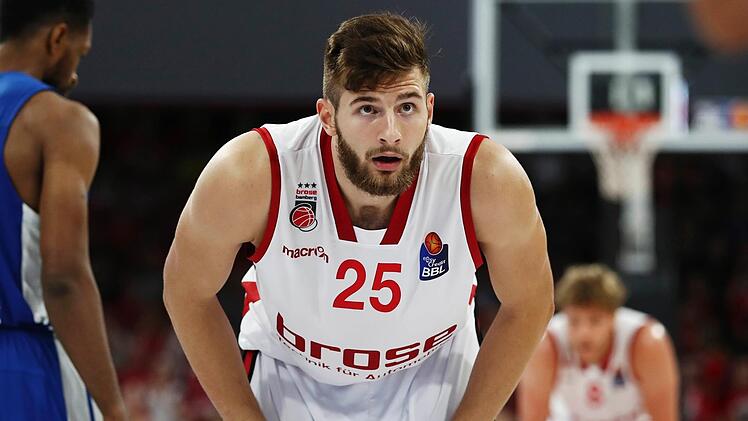 Leon Kratzer schl&uuml;pft wieder ins Brose-Trikot. Foto: Daniel L&ouml;b