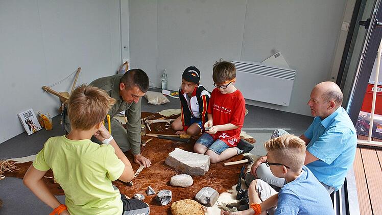 David Polotzek, Natur- und Wanderführer, zeigte Kindern und Erwachsenen wie die Menschen in der Steinzeit lebten und wie sie unter anderem Feuer entfachen konnten.  Hanns Friedrich