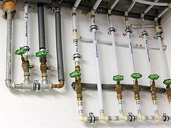 Schon in einem einzelnen Haus gibt es zahlreiche Leitungen und Anschlüsse, die überprüft werden müssen (Symbolbild). Foto: privat