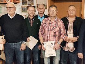 Treue Urgesteine des TSV Pfarrweisach sind (von links) Volker Kuhn, Rüdiger Kuhn, Stefan Hartenfels, Emil Barthelmann, Jürgen Reuß, Uli Kuhn und Bürgermeister Ralf Nowak.  Foto: Wolfgang Dietz