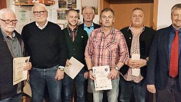 Treue Urgesteine des TSV Pfarrweisach sind (von links) Volker Kuhn, Rüdiger Kuhn, Stefan Hartenfels, Emil Barthelmann, Jürgen Reuß, Uli Kuhn und Bürgermeister Ralf Nowak.  Foto: Wolfgang Dietz