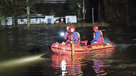 Einsatzkräfte des DLRG suchten mit Botten.  Foto: DLRG Küps