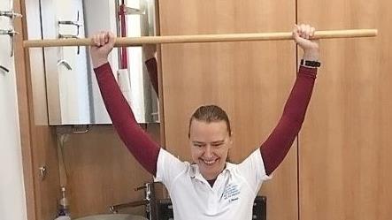 Ein Besenstiel, den jeder zu Hause haben dürfte, lässt sich leicht als einfaches Fitnessgerät nutzen.