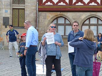 Sorge um ihre Freiheit: Demonstranten gegen die Corona-Maßnahmen auf dem Forchheimer Rathausplatz am Samstag.  Foto: Pauline Lindner