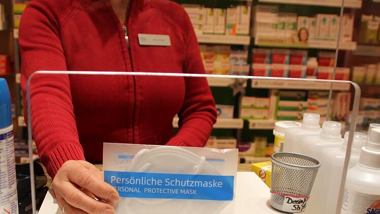 FFP2-Masken sind in Apotheken und mittlerweile wieder in den meisten Einzelhandelsgeschäften zu erwerben. Foto: Ellen Mützel