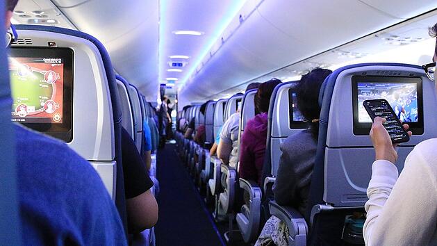 Im Flugzeug lauern viele Gefahren - 9 Dinge solltest du deshalb niemals tun.