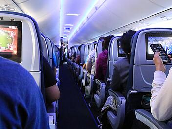 Im Flugzeug lauern viele Gefahren - 9 Dinge solltest du deshalb niemals tun.
