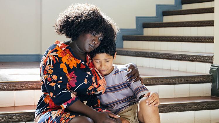 Schulleiterin Dr. Madaki (Thelma Buabeng) macht sich goße Sorgen um den sonst so aufgeweckten Jungen Faris (Giorgio Valero). Sie sucht Hilfe bei einem Freund und Psychologen.