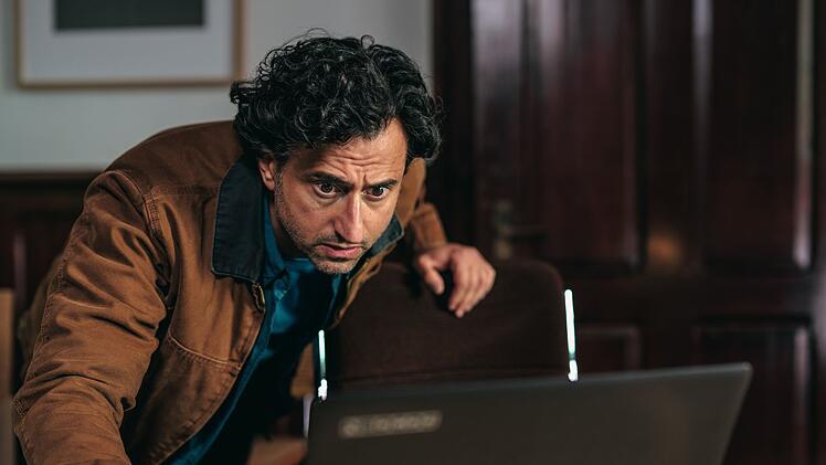 Elenas Ehemann Deniz (Serkan Kaya) macht sich Sorgen um seine Frau, wei&szlig; aber nicht, wie er ihr helfen kann.