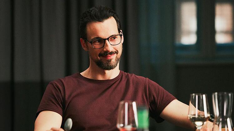Pepe (Florian David Fitz) ist der Einzige unter den Freunden, der alleine beim Treffen aufschl&auml;gt.