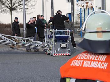 Die Polizei führt den Asylbewerber zur Dienststelle. Anschließend wird er ins Bezirkskrankenhaus zur ärztlichen Behandlung gebracht. Foto: Stephan Tiroch