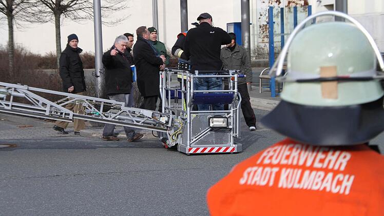 Die Polizei führt den Asylbewerber zur Dienststelle. Anschließend wird er ins Bezirkskrankenhaus zur ärztlichen Behandlung gebracht. Foto: Stephan Tiroch