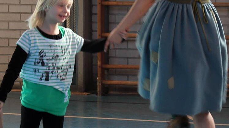 "Ein Männlein steht im Walde" - Gretel (Angela Mitterhofer) tanzt mit Nina Stumpf.