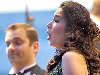 Faszinierende Gesangskultur: Die Sopranistin Hyunju Park und der Tenor Milen Bozhkov verzaubern das Publikum beim "Klassik-Open-Air". Fotos: Albert Höchstädter