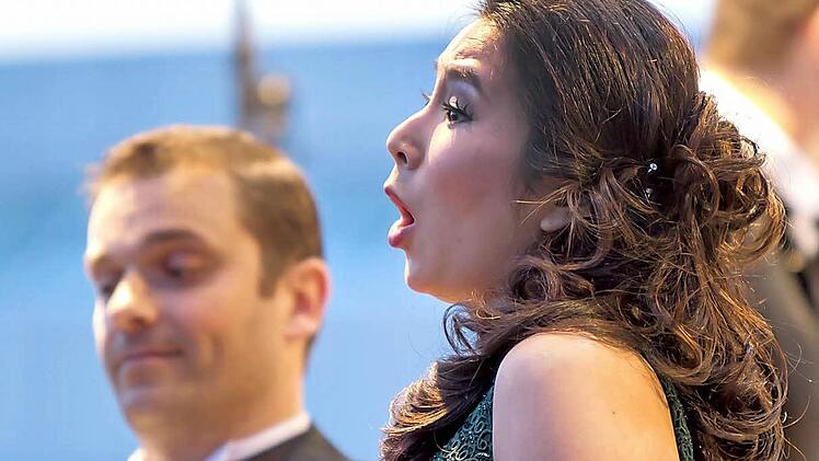 Faszinierende Gesangskultur: Die Sopranistin Hyunju Park und der Tenor Milen Bozhkov verzaubern das Publikum beim "Klassik-Open-Air". Fotos: Albert Höchstädter