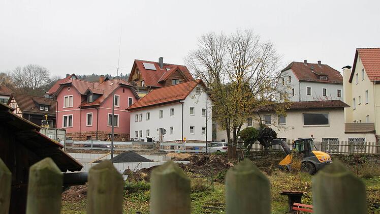 Blick über den Gartenzaun: Auch hier entsteht Neues. Fotos: Ulrike Müller