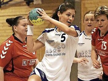 HC 03 Bamberg - HC Creussen.  Die Bambergerin Julia Campe (vorn) kommt frei zum Wurf. Foto: sportpress