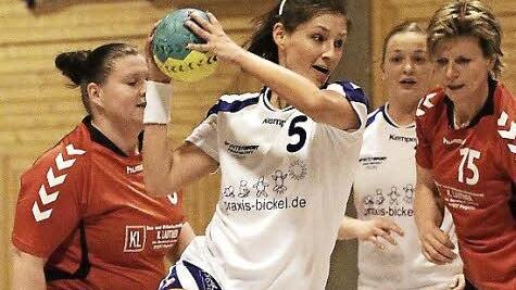 HC 03 Bamberg - HC Creussen.  Die Bambergerin Julia Campe (vorn) kommt frei zum Wurf. Foto: sportpress