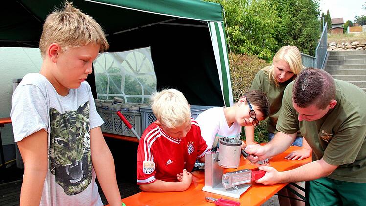 Bleigießen mit (von links) Jonas, Mike, Emanuel, Stefan und Anna.  Foto: Johanna Blum